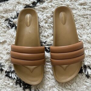 Beatrice Valenzuela Classic Leather Sandalia in Sand, Women's 7.5-8/ Men's 6